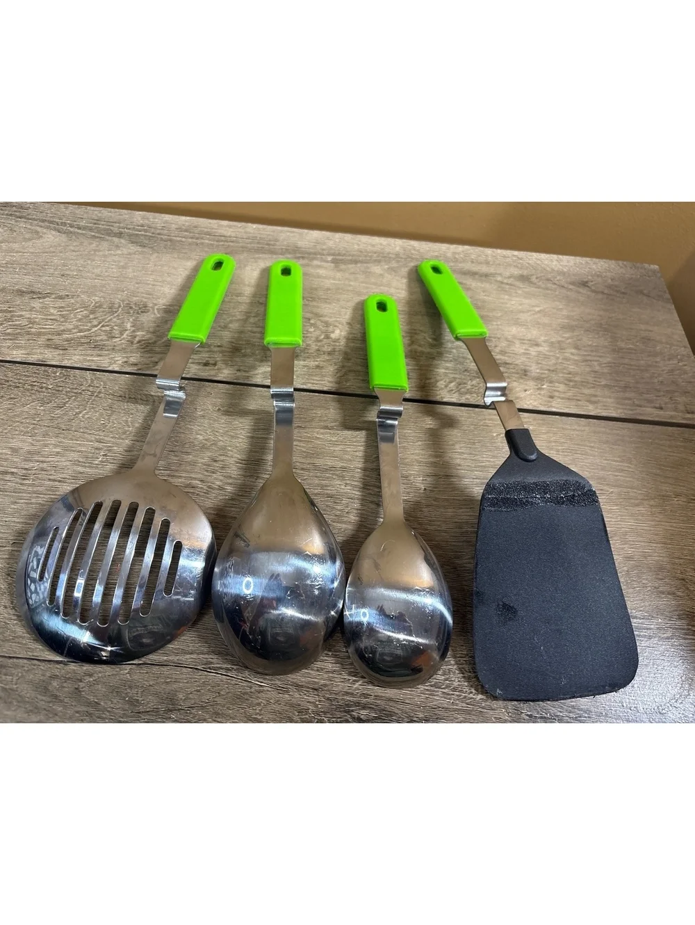 Used see spatula 4-Piece Kitchen Utensil Set with Green Handles